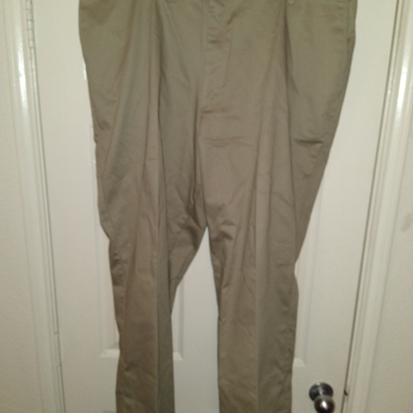 NWT Wrangler Riata Flat Front Relaxed Fit Chino Pants 42X30. - Picture 1 of 9